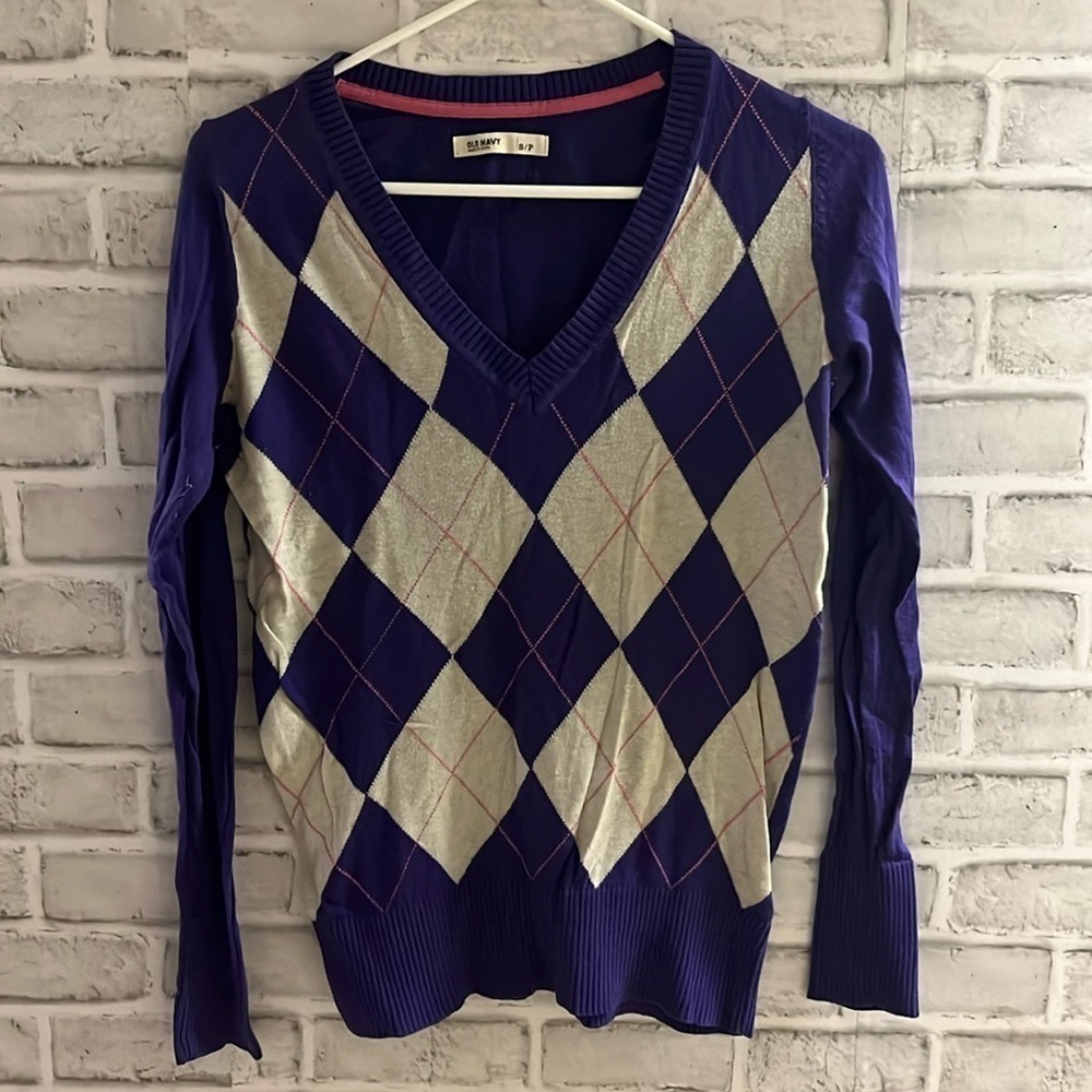 Old Navy women’s purple, gray pink argyle pattern size small neck, long sleeves
